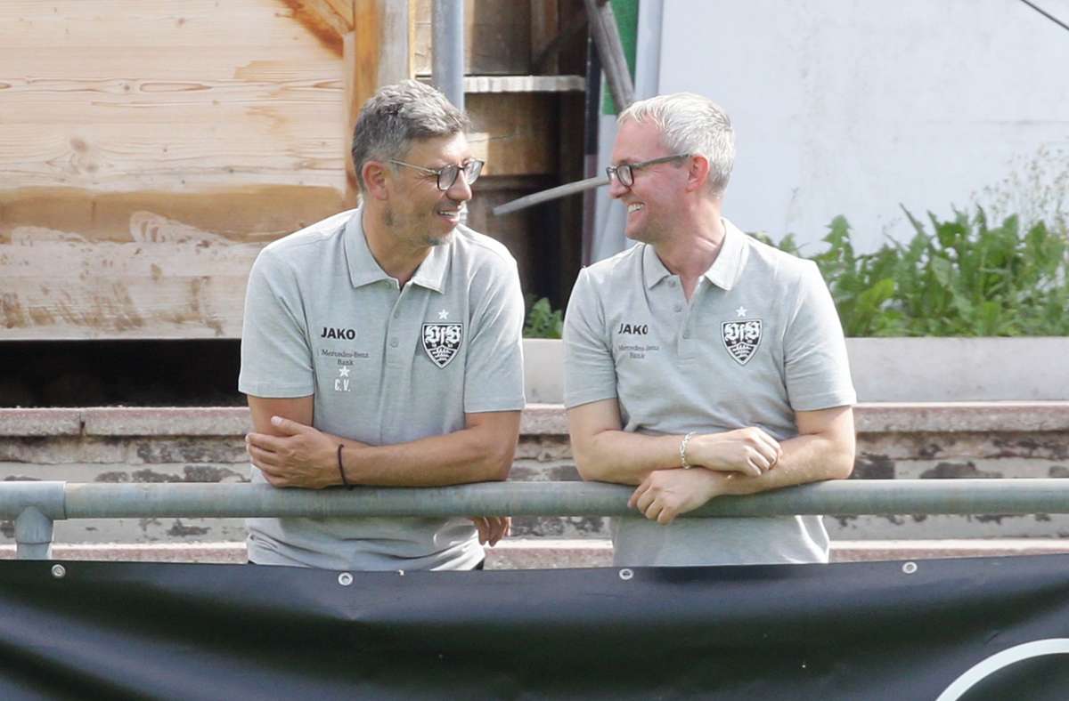 Präsident Claus Vogt (links) und der Vorstandsvorsitzende Alexander Wehrle stießen am Donnerstag zum Team und waren beim Nachmittagstraining vor Ort.