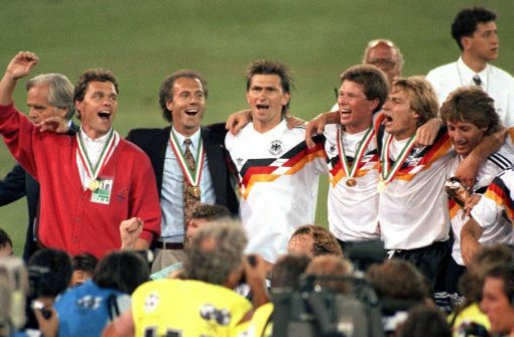 Die deutsche Nationalmannschaft feiert nach dem WM-Finale Argentinien-Deutschland (0:1) im Jahr 1990.