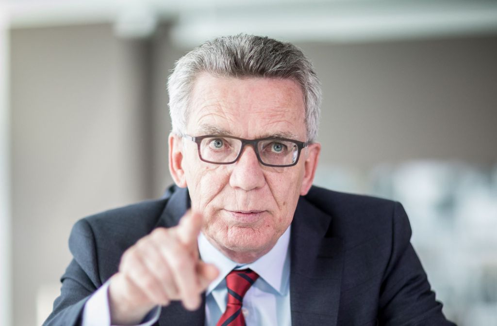 Bundesinnenminister Thomas de Maizière (CDU) hat gestern die Internetplattform „linksunten“ verboten. Er wirft ihr linksextremistische Hetze vor. Foto: dpa