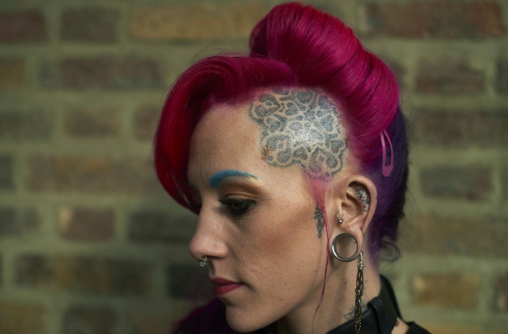Muster statt Haare: eine Undercut-Frisur bietet eine besonders illustre Stelle für eine Tätowierung. Auch am Ohr tragen zwar viele Schmuck, aber nicht unbedingt ein Tattoo. Lebe lieber ungewöhnlich!