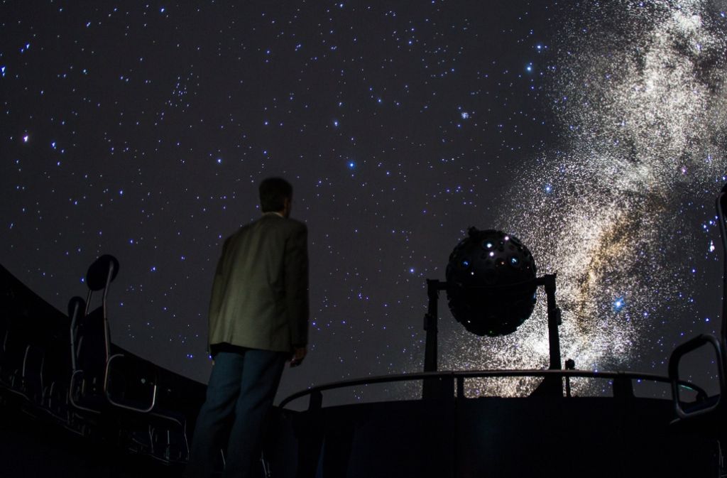 Ein Jahr lang wurde das Carl-Zeiss-Planetarium in Stuttgart saniert und modernisiert. Zum 39. Geburtstag steht am Samstag und am Sonntag nun die Wiedereröffnung mit der neuesten Technik der Weltall-Beobachtung an. Bürger und Sternenbeobachter sind zu einem kostenlosen Besuch eingeladen.