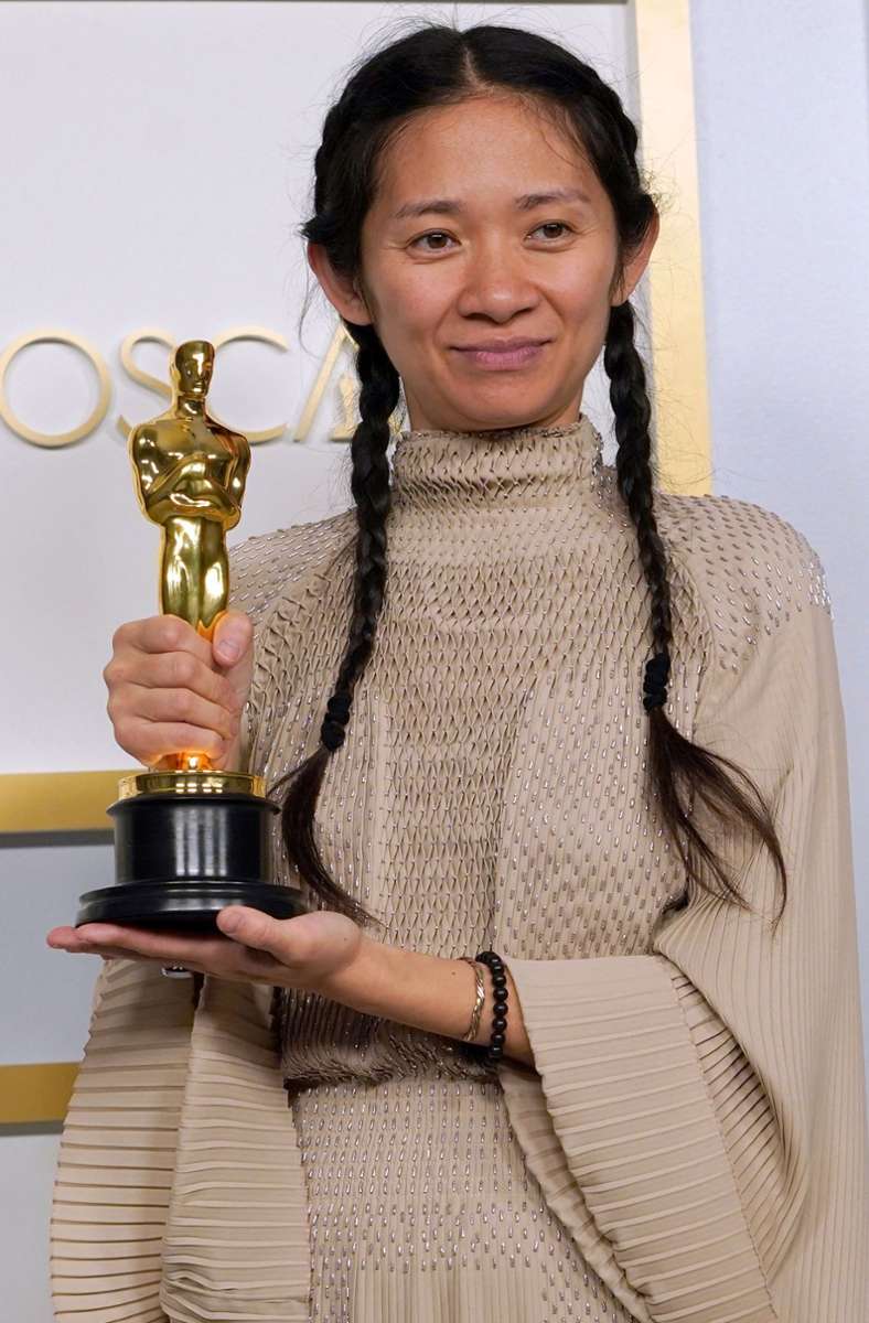 Chloé Zhao mit ihrem Oscar für die beste Regie für „Nomadland“