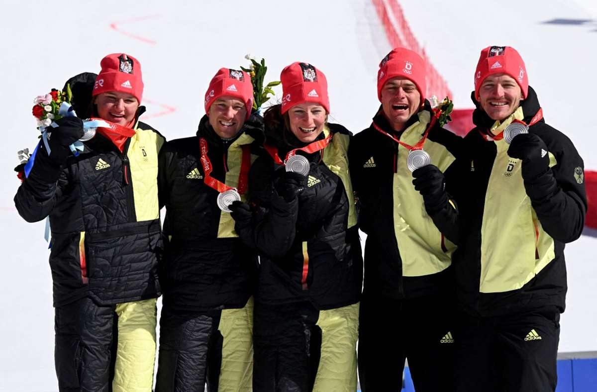 Emma Aicher, Lena Dürr, Kira Weidle, Julian Rauchfuss, Alexander Schmid und Linus Straßer, Silber im Mixed-Teamwettbewerb (Ski Alpin)