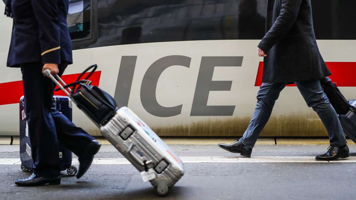  Weil sie offenbar ohne erforderlichen 3G-Nachweis in einem ICE nach München reist, entwickelt sich ein Streit zwischen einer 37-Jährigen und einem Mitarbeiter der Deutschen Bahn. Der Streit eskaliert schnell. 