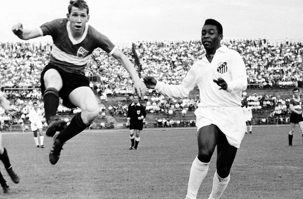 Rudi Entenmann klärt vor Pelé.