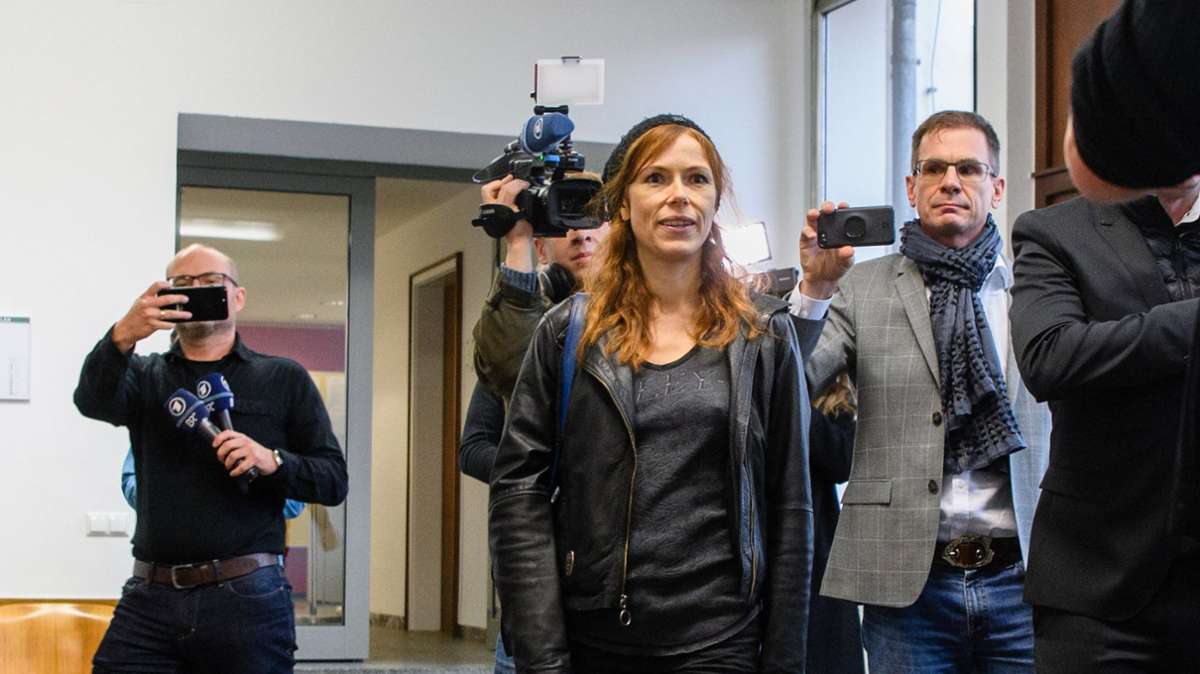 2018 handelte sich Mönning einen Gerichtstermin ein, nachdem sie sich vor Zivilpolizisten entblößt hatte. Sie musste am Ende 300 Euro Strafe bezahlen.