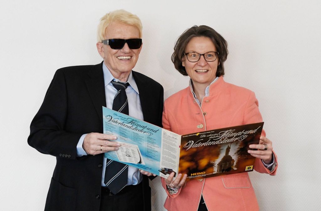 Heimatministerin Ina Scharrenbach (CDU) und der Heimatbotschafter Heino mit der kritisierten Schallplatte Foto: dpa