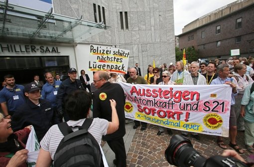 Demonstranten empfangen Tagungsteilnehmer des Atomforums in Stuttgart. Foto: Zweygarth