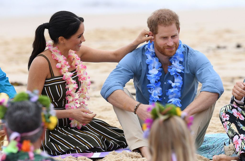 Oktober 2018: Prinz Harry und Herzogin Meghan machen sich am 15. Oktober auf in Richtung Pazifik – und haben gute Nachrichten im Gepäck: Die 37-Jährige ist schwanger. Das Baby kommt im Frühjahr, der Hype kennt aber schon jetzt keine Grenzen.