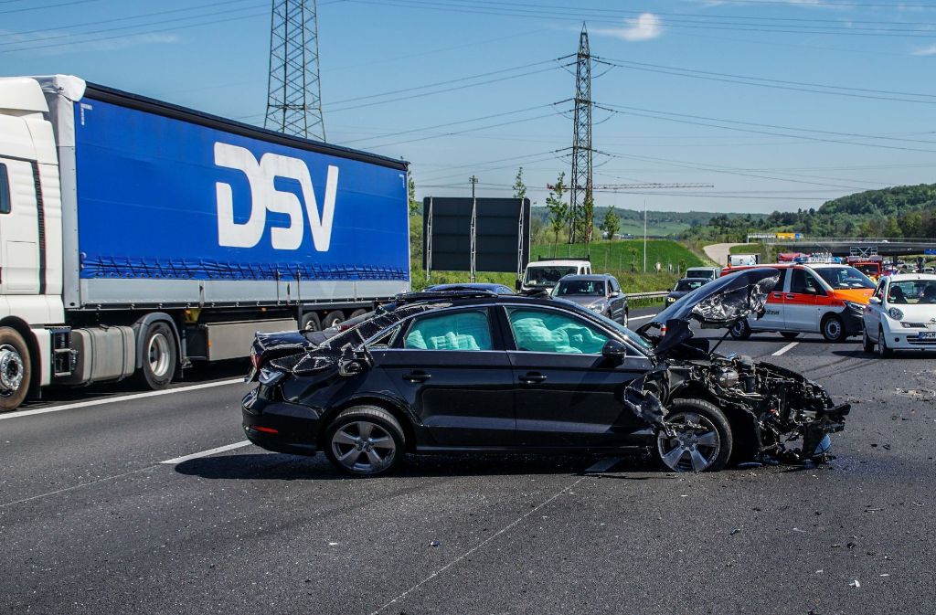 Ein Fehler beim Spurwechsel ist vermutlich die Ursache für einen schweren Unfall auf der A8 bei Leonberg.