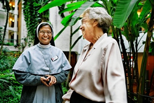 Die indische Ordensschwester  Lissy Manavalan (l.) leitet das  Pflegeheim St. Monika in Neugereut. Foto: Heinz Heiss/Archiv