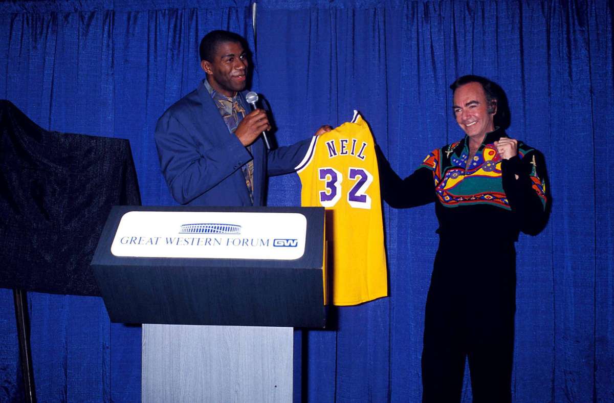 Neil Diamond 2005 mit dem Basketball-Star Earvin „Magic“ Johnson