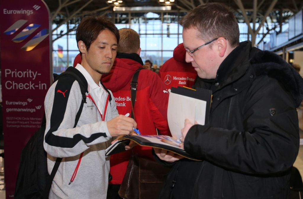 Noch schnell ein Autogramm geschrieben, bevor es in den Flieger geht: VfB-Profi Takuma Asano.