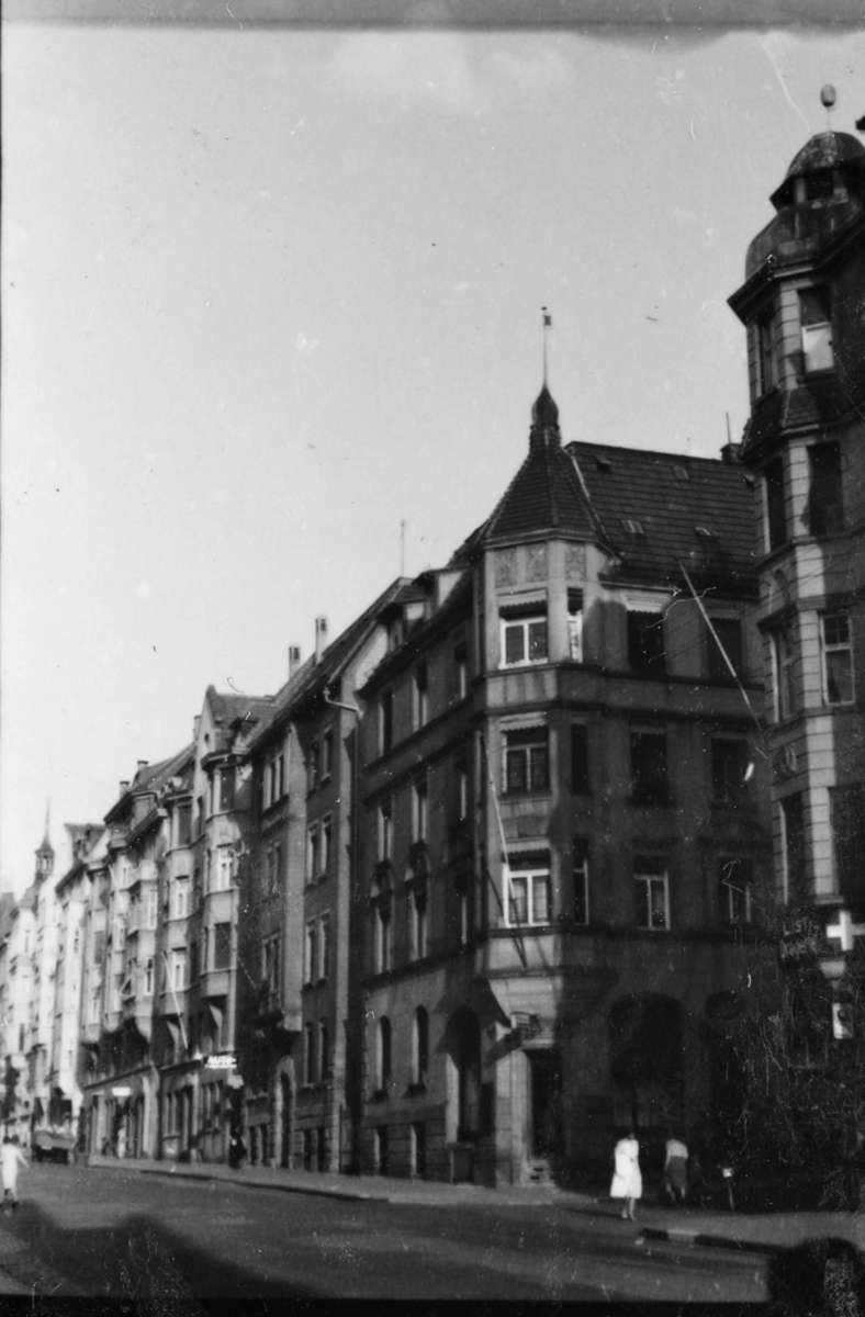 An der Ecke Strohberg war schon damals eine Apotheke. Im gut sichtbaren Eckhaus ist heute eine Bäckerei („Brotique“).