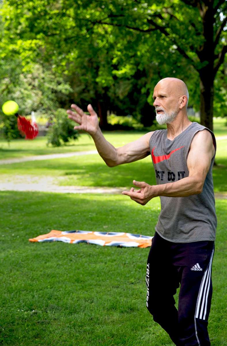 Klaus Wynserski macht fast jeden Tag Sport im Schlossgarten – zum Beispiel Indiaca. Die Atmosphäre in dem Park hat es ihm angetan.