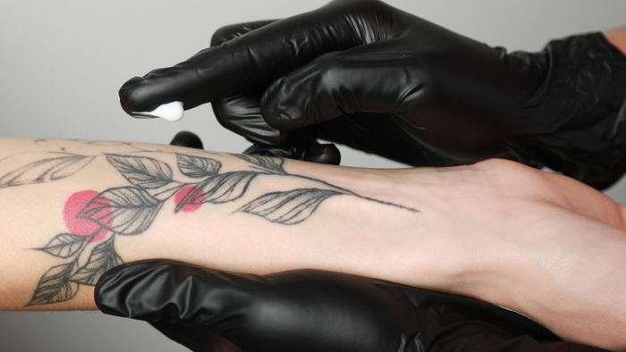 Wie lange sollte man ein Tattoo eincremen?