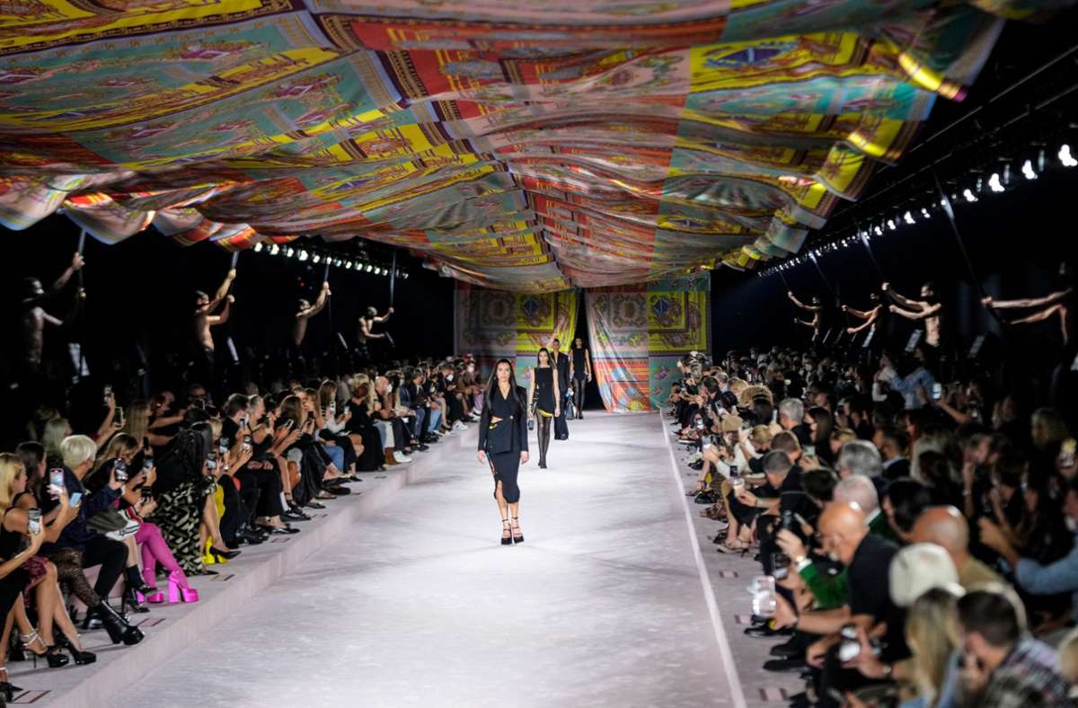 Dua Lipa , trägt eine Kreation der Frühjahr-Sommer-Kollektion 2022 von Versace, die während der Mailänder Modewoche vorgestellt wird.