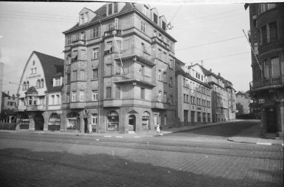 ... bis zur Ecke Heinrich-Baumann-Straße. Im Gebäude rechts ist die Kneipe „Bonnie & Clyde“.