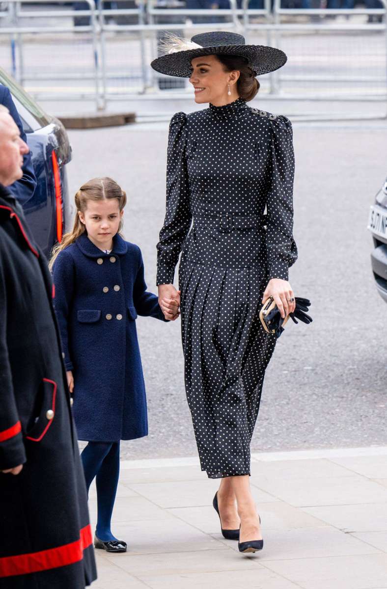 2022: Dass Pünktchen auch zu hochoffiziellen Anlässen gehen, beweist Herzogin Kate beim Gedenkgottesdienst für den verstorbenen Prinz Philip in der Westminster Abbey. Auch dieses elegante Tageskleid ist von Alessandra Rich.