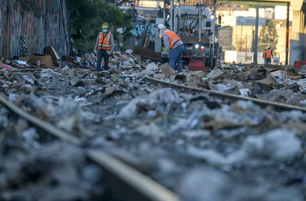 Das Gleisbett in Lincoln Heights, einem Vorort von Los Angeles, gleicht einer Müllhalde.