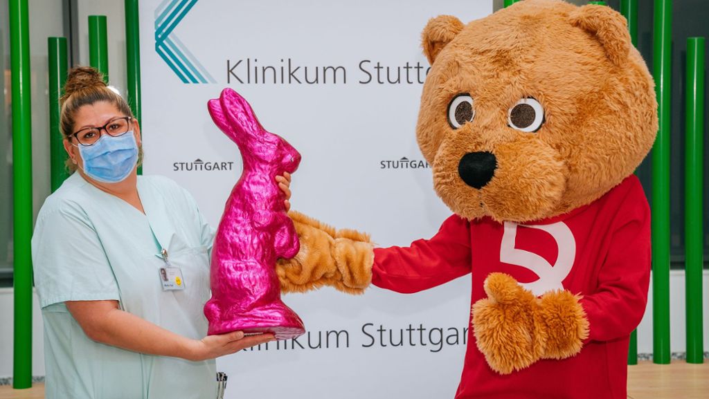  Ein Bär und 8000 Hasen: Passend zu Ostern hat die Firma Breuninger eine Ladung Schokoladenosterhasen an das Stuttgarter Klinikum geliefert. Eine Dankeschön für den Einsatz in der Coronakrise. 