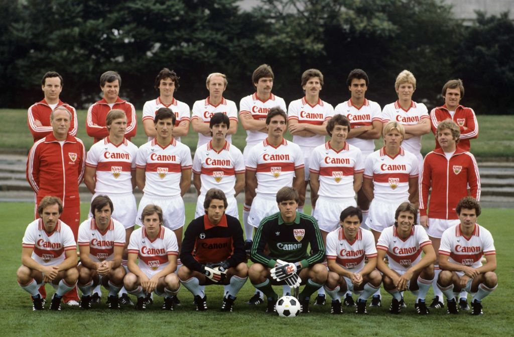 Vorne die Hände zusammen, in der Mitte hinterm Rücken, hinten die Arme verschränkt. Das sehr variantenreiche Foto vor der Saison 1980/1981.