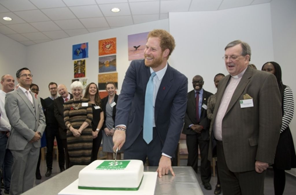 Prinz Harry schneidet den Geburtstagskuchen des Krankenhauses an, das sein 150-Jahr-Jubiläum feiert.