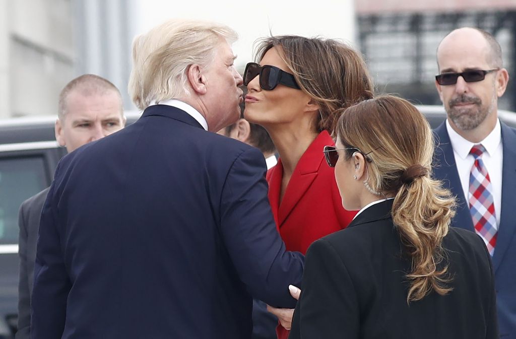 Trump und seine Frau küssen sich, nachdem sie in Paris gelandet sind.