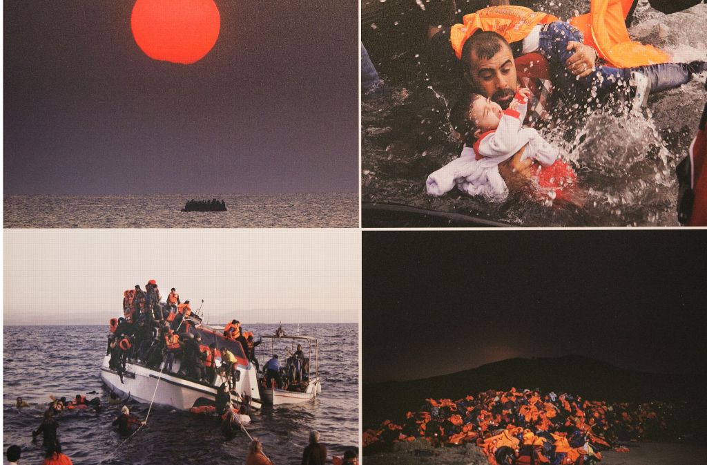 Auf Tafeln hat Alkhaldi immer vier Fotos zusammen angeordnet. Einige Bilder sind von einem Kollegen, der Flüchtlinge in Italien und Griechenland fotografiert hat.