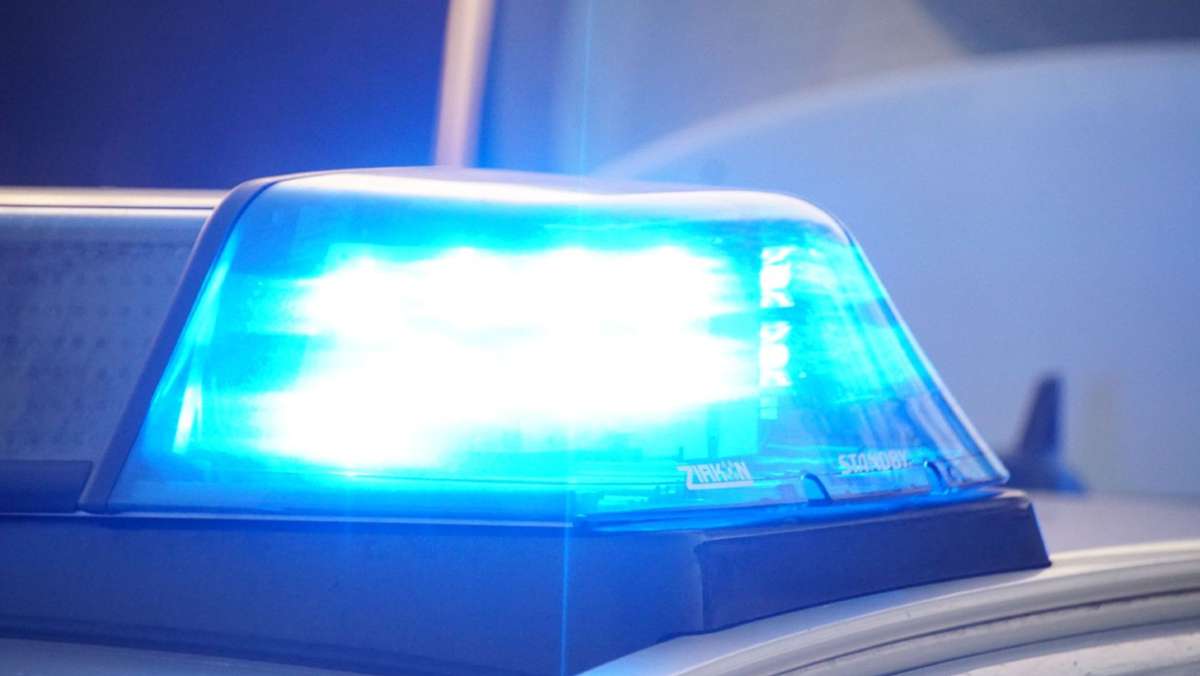  Ein Unbekannter hat in den vergangenen Tagen in einem Parkhaus in Kirchheim (Kreis Esslingen) Löcher in die Tanks von drei Autos gebohrt und den auslaufenden Kraftstoff aufgefangen. Die Polizei sucht Zeugen. 