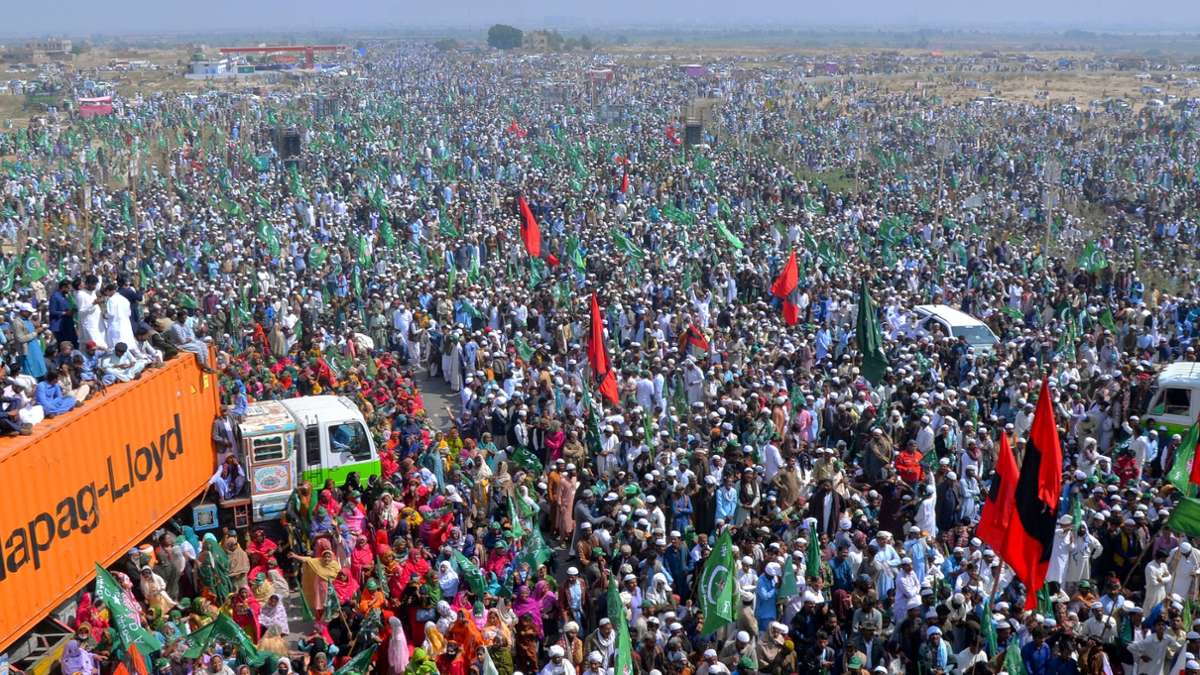 Nach der Parlamentswahl: Tausende Oppositionsanhänger demonstrieren in Pakistan