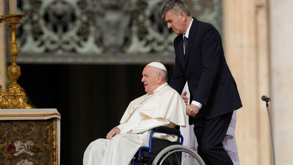 Papst Franziskus erreicht den Altar im Rollstuhl.