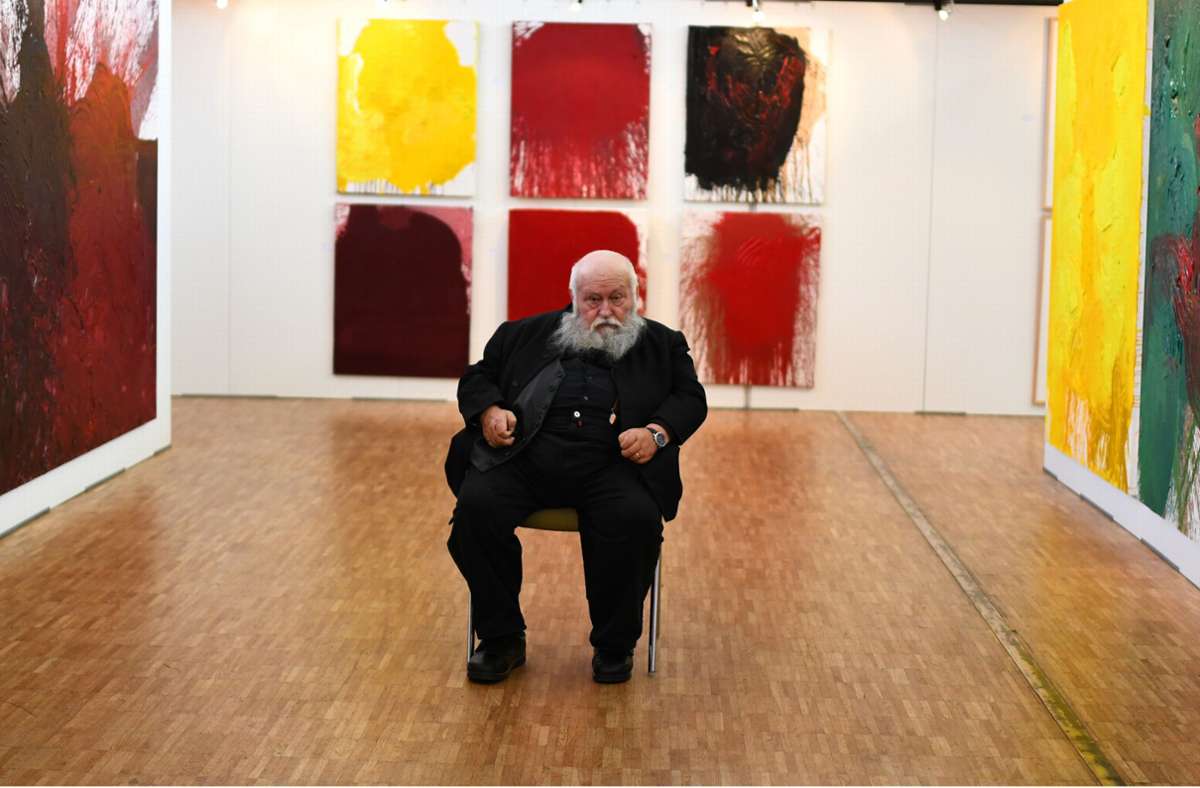 Der Künstler Hermann Nitsch vor seinen Werken. Foto: picture alliance / Patrick Seeger/dpa/Patrick Seeger