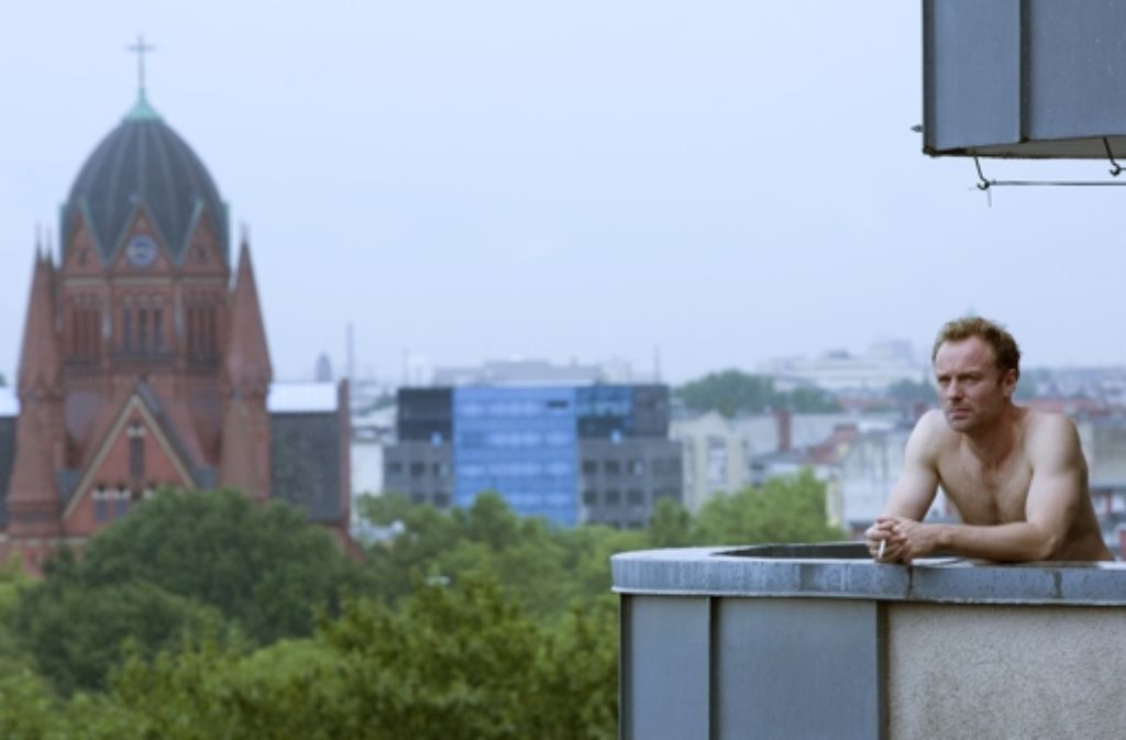 Berliner Ansichten: Kommissar Karow auf dem Balkon seiner Wohnung