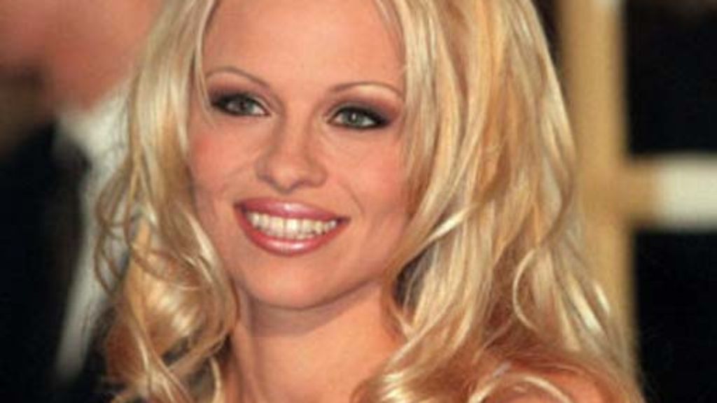  Die frühere Baywatch-Schauspielerin Pamela Anderson und der Filmproduzent Rick Salomon haben zum zweiten Mal geheiratet. Im Oktober 2007 hatte das Paar bereits eine Hochzeit gefeiert, sie aber im März 2008 annulieren lassen. Anderson war zudem auch schon mit Tommy Lee und Kid Rock verheiratet. 
