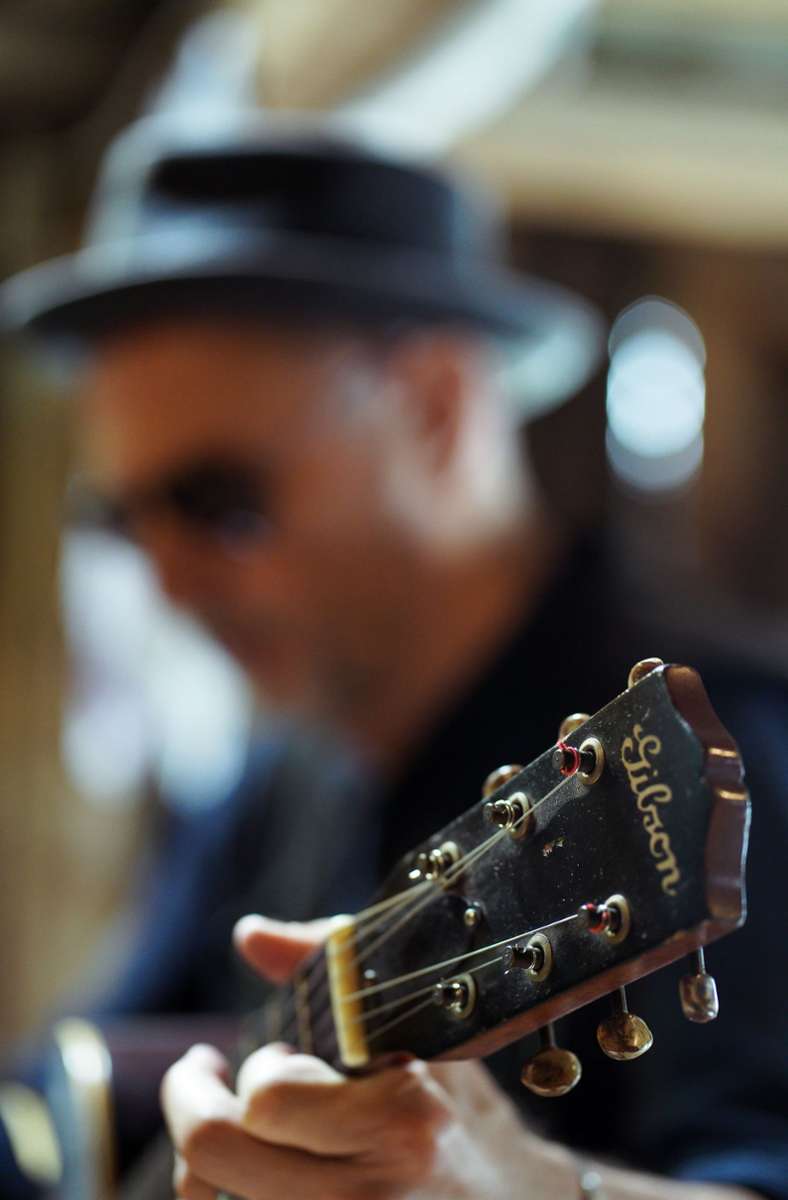 Stefan Waggershausen verbindet mit seiner Gibson-Gitarre eine innige Beziehung.
