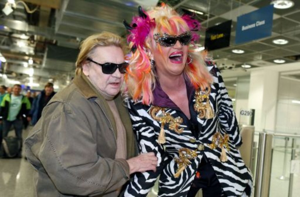 Ja, das wird sicher ein Spaß: Olivia Jones (rechts) kann es anscheinend kaum noch erwarten. Die 43-jährige Drag Queen ist nicht nur für ihre schrillen Auftritte berühmt-berüchtigt. Sie engagiert sich ...