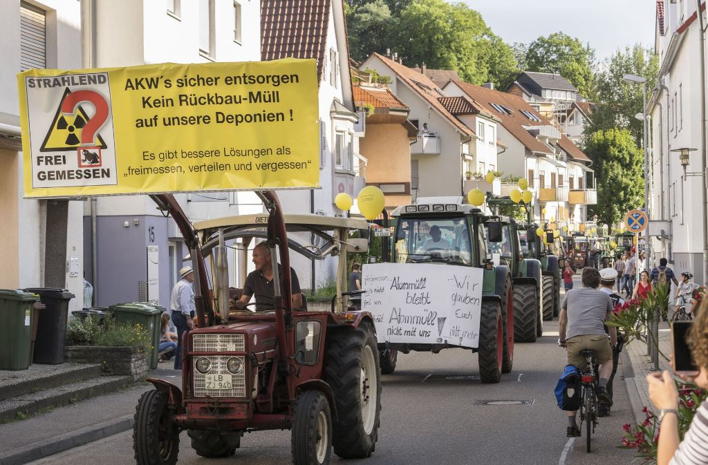 Angeführt von mehreren Traktoren lokaler Landwirte zogen die Teilnehmer der Kundgebung vom Bahnhof in den Schlosshof vor dem Rathaus.