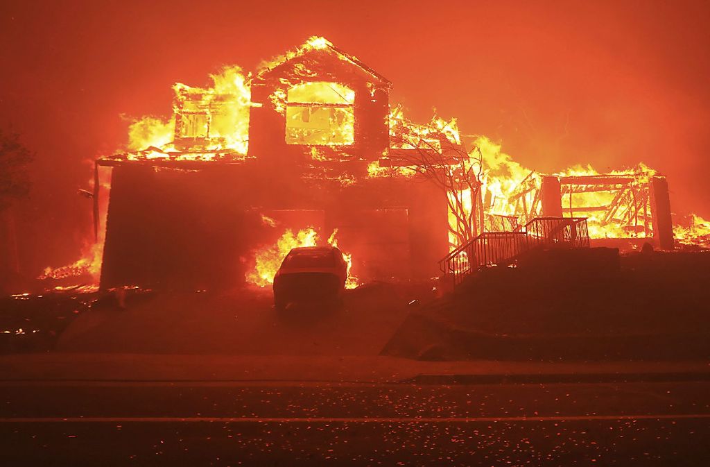 Nach ersten Schätzungen sollen 1500 Gebäude abgebrannt sein.