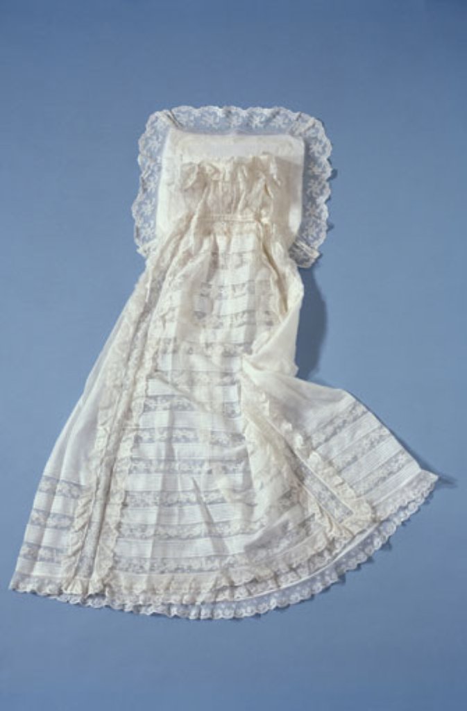 Dieses Taufkleid wird Leonore tragen. Es ist über hundert Jahre alt.
