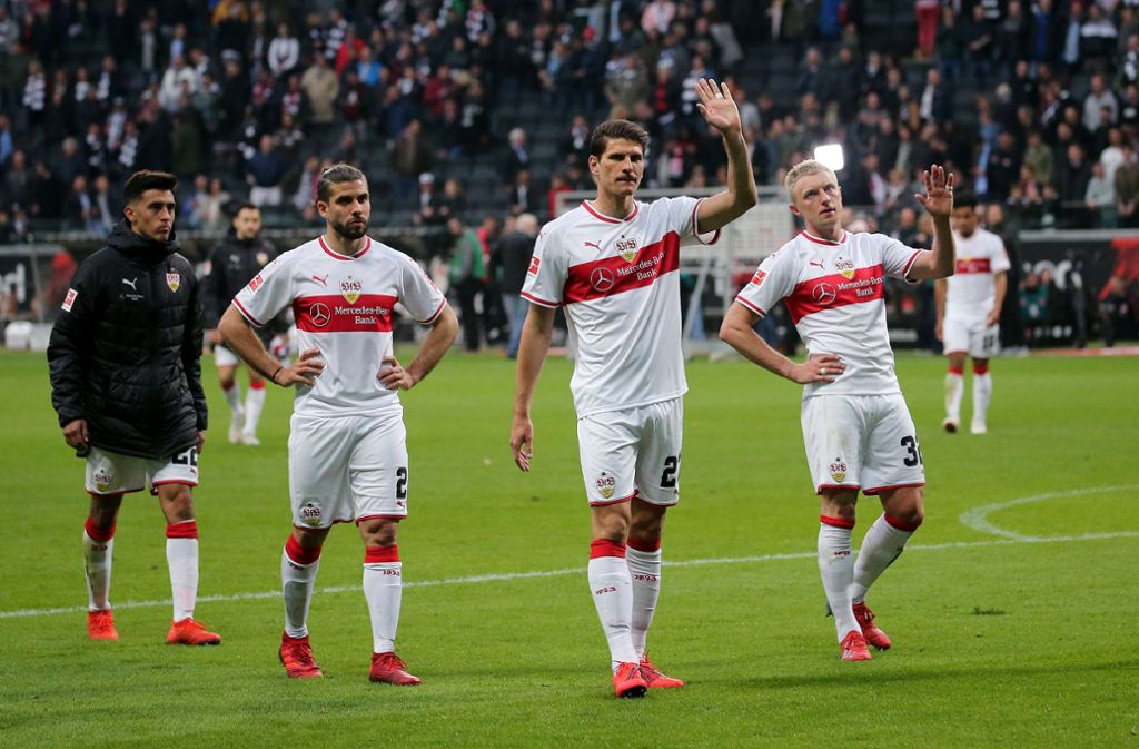 Enttäuschung bei den Spielern des VfB Stuttgart nach der deutlichen 0:3-Niederlage bei Eintracht Frankfurt.