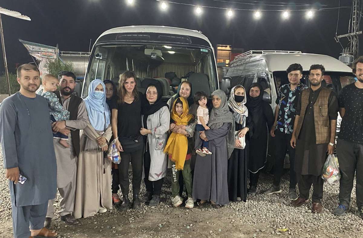 In einem Buskonvoi wurden Afghaninnen und Afghanen zum Flughafen eskortiert.