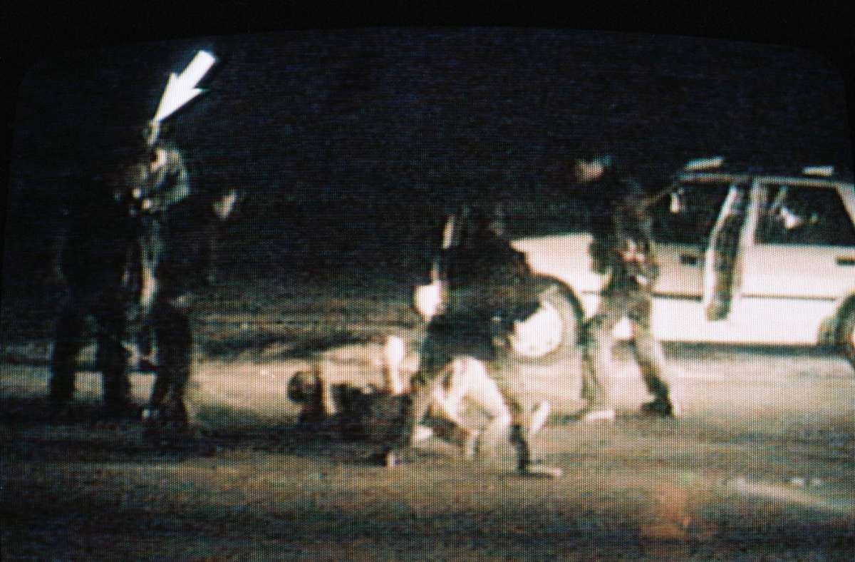 Los Angeles, 3. März 1991: Vier Polizisten schlagen den Afroamerikaner Rodney King nach einer Verfolgungsjagd brutal zusammen. King war betrunken und zu schnell gefahren – und floh, weil er auf Bewährung war.