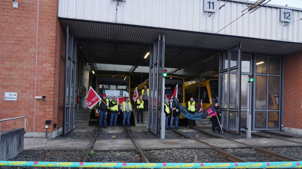 SSB-Mitarbeiter versammelten sich zum Streik im SSB-Depot.