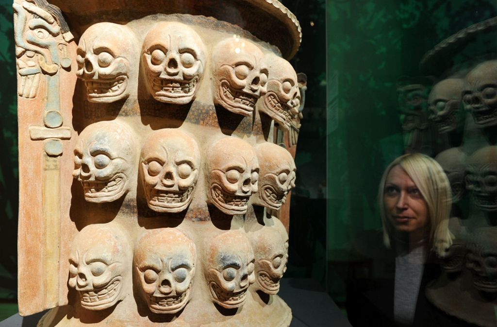 Dem „Maya-Code“ widmete das Linden-Museum 2012 eine Ausstellung. Zu sehen war auch diese Urne mit Totenköpfen aus dem Hochland von Guatemala.