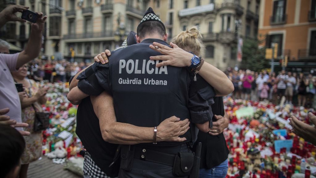  Nach den Anschlägen in Katalonien sind vier Terrorverdächtige am Dienstag einem Gericht in Madrid vorgeführt worden. Der Hauptverdächtige wurde am Montag erschossen. 