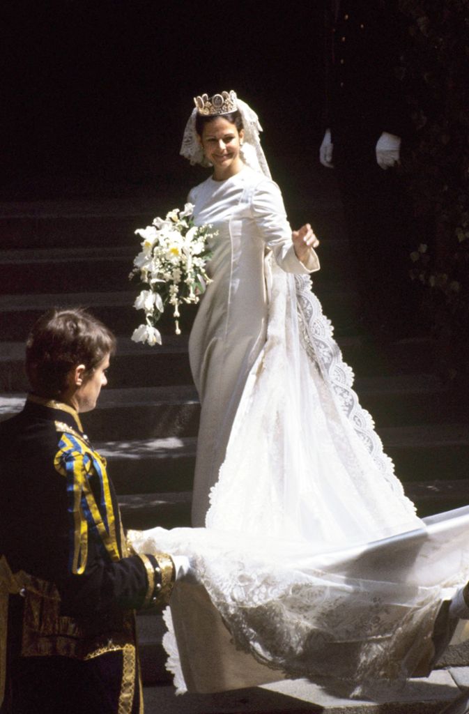 Victorias Mutter Königin Silvia von Schweden heiratete 34 Jahre vor ihrer Tochter in einem Kleid des französischen Modehauses Dior. Der Schleier aus Brüsseler Spitze war schon seit mehr als einem Jahrhundert im Familienbesitz der Schweden, genauso wie das Diadem, das einst Napoleon seiner Frau Joséphine geschenkt hatte.