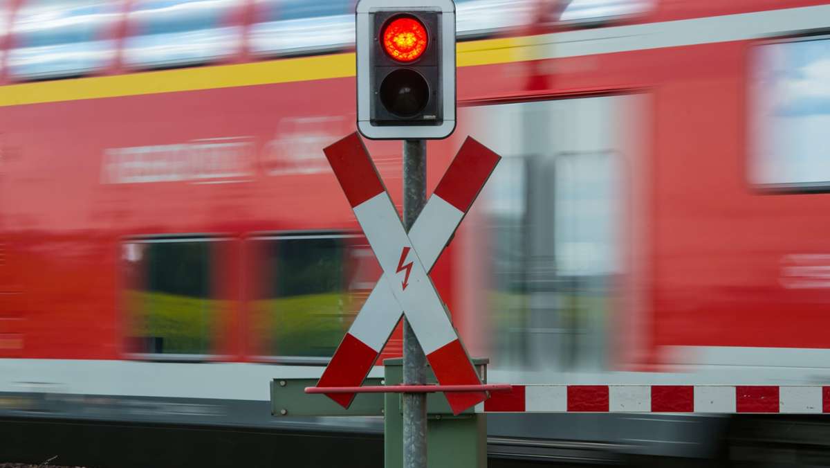 Ausraster  in  Esslingen: 19-Jähriger betätigt Notschalter und will aus fahrendem Zug springen