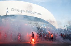 Leuchtraketen und Böller – Fans liefern sich heftige Auseinandersetzungen