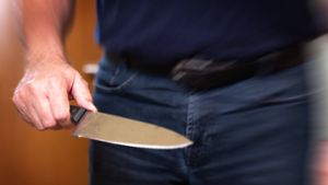 Versuchter Raub in Stuttgart-Mitte: 23-Jähriger mit Messer und Pfefferspray verletzt – Zeugen gesucht